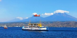 KMP Dharma Rucitra milik PT DLU dilibatkan dalam latihan penyelamatan kapal oleh Basarnas di Selat Bali, Kamis (29/8/2024). (Foto/udi)