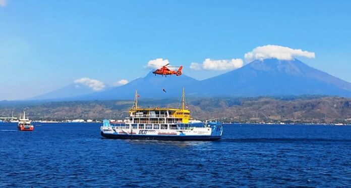 KMP Dharma Rucitra milik PT DLU dilibatkan dalam latihan penyelamatan kapal oleh Basarnas di Selat Bali, Kamis (29/8/2024). (Foto/udi)