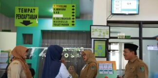 Bupati Banyuwangi Ipuk Fiestiandani mengecek layanan kesehatan, belum lama ini. (Foto/dok)