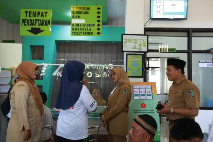 Bupati Banyuwangi Ipuk Fiestiandani mengecek layanan kesehatan, belum lama ini. (Foto/dok)