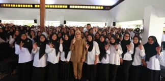 Bupati Banyuwangi Ipuk Fiestiandani bersama para CPNS belum lama ini. (Foto/dok)