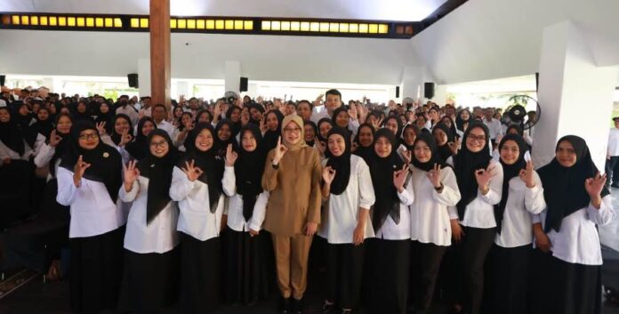 Bupati Banyuwangi Ipuk Fiestiandani bersama para CPNS belum lama ini. (Foto/dok)