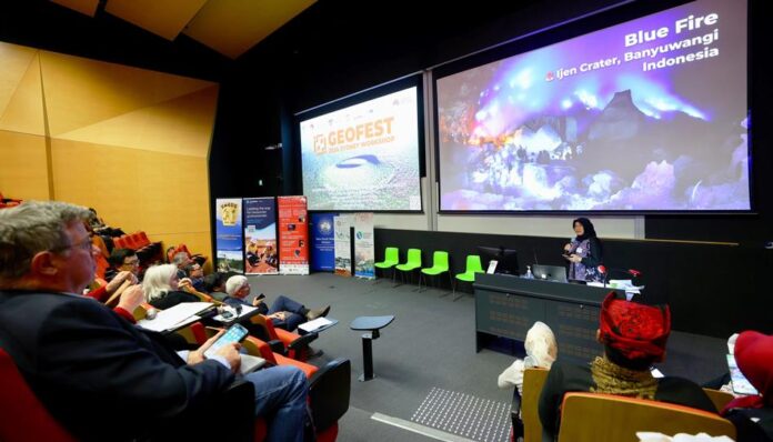 IMG-20240729-WA0040 Bupati Ipuk Fiestiandani menjadi pembicara dalam forum Geofest 2024 di Australia, 18 Juli 2024. (Foto/Humas Pemkab Banyuwangi)