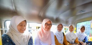 Pelajar di Banyuwangi menumpang angkot gratis bersama Bupati Ipuk, Rabu (31/7/2024). (Foto/Humas Pemkab Banyuwangi)