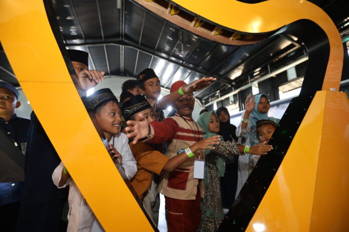 IMG-20240801-WA0082 Anal-Anak yatim di Banyuwangi dimuliakan dengan beragam permainan dan edukasi, Kamis (1/8/2024). (Foto/Humas Pemkab Banyuwangi)