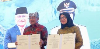Bupati Banyuwangi Ipuk Fiestiandani bersama Kepala BNN Komjen Pol. Marthinus Hukom dalam peresmian BNNK Banyuwangi, Jumat (2/8/2024). (Foto/Humas Pemkab Banyuwangi)
