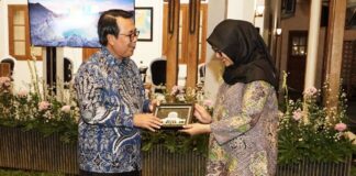 Bupati Banyuwangi Ipuk Fiestiandani bersama Ketua MA Muhammad Syarifuddin, Jumat (2/8/2024). (Foto/Humas Pemkab Banyuwangi)