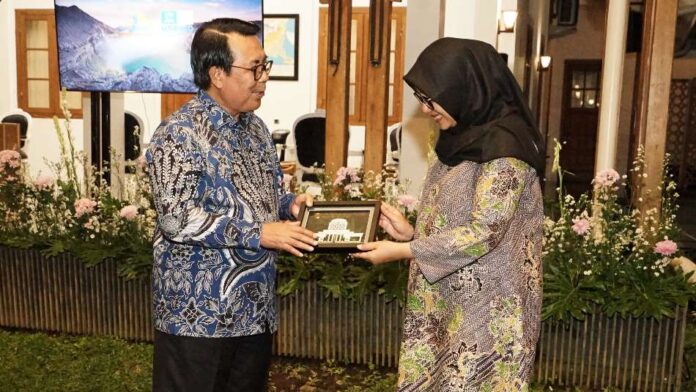 IMG-20240802-WA0201 Bupati Banyuwangi Ipuk Fiestiandani bersama Ketua MA Muhammad Syarifuddin, Jumat (2/8/2024). (Foto/Humas Pemkab Banyuwangi)
