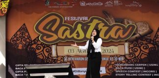 Peserta membawakan puisi dalam Festival Sastra yang digelar Pemkab Banyuwangi, Sabtu (3/8/2024). (Foto/Humas Pemkab Banyuwangi)