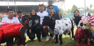 Serunya kambing dan domba milik peternak di Jatim dalam kontes memperebutkan Piala Bupati Banyuwangi, Minggu (4/8/2024). (Foto/Humas Pemkab Banyuwangi)