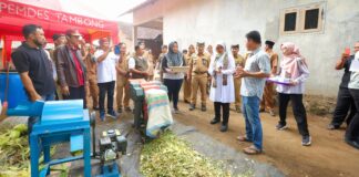 Pemkab Banyuwangi memberikan pelatihan pembuatan pakan ternak fermentasi kepada peternak kambing, Selasa (7/8/2024). (Foto/Humas Pemkab Banyuwangi)