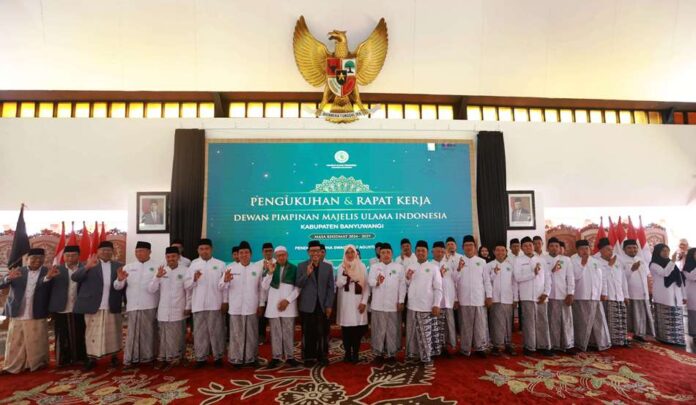IMG-20240807-WA0116 Bupati Banyuwangi Ipuk Fiestiandani bersama jajaran pengurus MUI Banyuwangi di Pendopo Sabha Swagata Blambangan, Rabu (7/8/2024). (Foto/Humas Pemkab Banyuwangi)