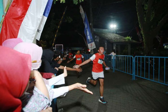 IMG-20240810-WA0067 Warga menyambut pelari dalam even Banyuwangi Night Run di Maroon, Genteng, Banyuwangi, Sabtu (10/8/2024) malam. (Foto/Humas Pemkab Banyuwangi)