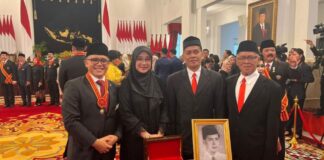Bupati Banyuwangi Ipuk Fiestiandani bersama keluarga mendiang KH. Ali Manshur, pencipta Selawat Badar di Istana Negara, Rabu (15/8/2024). (Foto/Humas Pemkab Banyuwangi)
