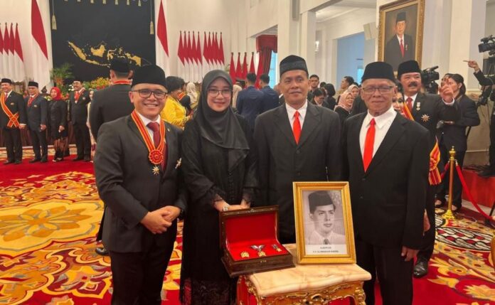 IMG-20240814-WA0088 Bupati Banyuwangi Ipuk Fiestiandani bersama keluarga mendiang KH. Ali Manshur, pencipta Selawat Badar di Istana Negara, Rabu (15/8/2024). (Foto/Humas Pemkab Banyuwangi)