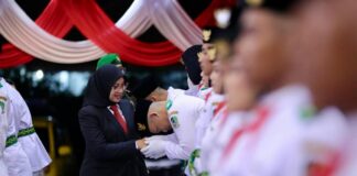 Bupati Banyuwangi Ipuk Fiestiandani mengukuhkan anggota Paskibraka 2024, Kamis (15/8/2024). (Foto/Humas Pemkab Banyuwangi)