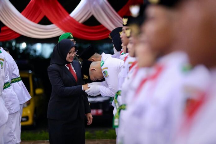 Bupati Banyuwangi Ipuk Fiestiandani mengukuhkan anggota Paskibraka 2024, Kamis (15/8/2024). (Foto/Humas Pemkab Banyuwangi)