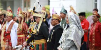 Parade busana Nusantara meriahkan peringatan Hari Kemerdekaan RI ke-79 di Banyuwangi, Sabtu (17/8/2024). (Foto/Humas Pemkab Banyuwangi)