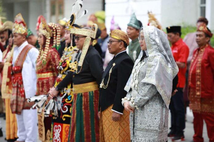 Parade busana Nusantara meriahkan peringatan Hari Kemerdekaan RI ke-79 di Banyuwangi, Sabtu (17/8/2024). (Foto/Humas Pemkab Banyuwangi)