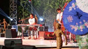 Penyanyi Indra Lesmana tampil dalam Jazz Gunung Ijen 2024 di Banyuwangi, Sabtu (18/8/2024). (Foto/Humas Pemkab Banyuwangi) 