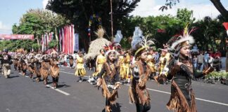 Para pelajar menyuguhkan busana dan adat Nusantara dalam Karnaval Merdeka di Banyuwangi, Selasa (20/8/2024). (Foto/Humas Pemkab Banyuwangi)