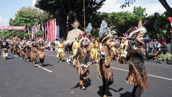 Para pelajar menyuguhkan busana dan adat Nusantara dalam Karnaval Merdeka di Banyuwangi, Selasa (20/8/2024). (Foto/Humas Pemkab Banyuwangi)
