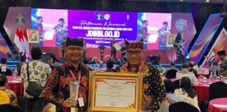 Asisten Pemerintahan dan Kesra Pemkab Banyuwangi, M.Y. Bramuda (kiri) menerima penghargaan JDIH Award dari Kementerian Hukum dan HAM RI. (Foto/Humas Pemkab Banyuwangi)