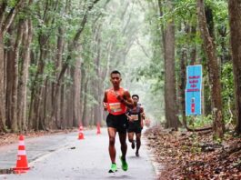 Pelari melintasi rerimbunan pohon dalam Alas Purwo Jungle Run di Taman Nasional Alas Purwo, Banyuwangi, Minggu (25/8/2024). (Foto/Humas Pemkab Banyuwangi)