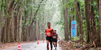 Pelari melintasi rerimbunan pohon dalam Alas Purwo Jungle Run di Taman Nasional Alas Purwo, Banyuwangi, Minggu (25/8/2024). (Foto/Humas Pemkab Banyuwangi)