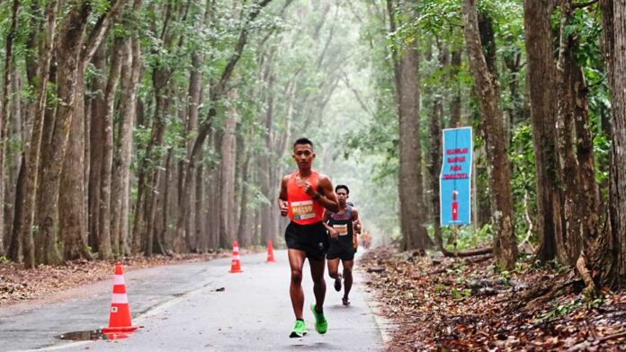 IMG-20240825-WA0085 Pelari melintasi rerimbunan pohon dalam Alas Purwo Jungle Run di Taman Nasional Alas Purwo, Banyuwangi, Minggu (25/8/2024). (Foto/Humas Pemkab Banyuwangi)