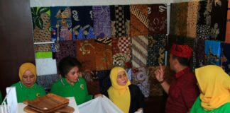 Ketua Umum Paguyuban Ibu-Ibu Pemasyarakatan (PIPAS), Anna Reynhard melihat hasil kerajinan warga binaan di Galeri Osing Jeruji Lapas Banyuwangi, Kamis (1/8/2024). (Foto/Lapas Banyuwangi)