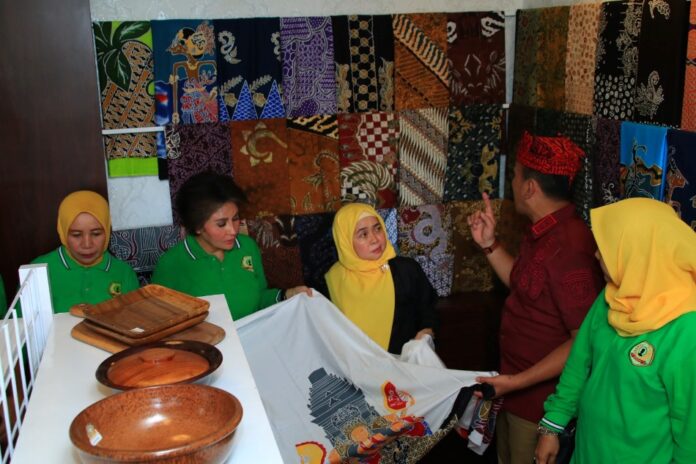 WhatsApp Image 2024-08-02 at 03.29.01 Ketua Umum Paguyuban Ibu-Ibu Pemasyarakatan (PIPAS), Anna Reynhard melihat hasil kerajinan warga binaan di Galeri Osing Jeruji Lapas Banyuwangi, Kamis (1/8/2024). (Foto/Lapas Banyuwangi)