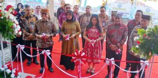 Kepala BNN Komjen Pol. Marthinus Hukom bersama Menteri PANRB Abdullah Azwar Anas dan Bupati Banyuwangi Ipuk Fiestiandani meresmikan Gedung BNNK Banyuwangi, Jumat (2/8/2024). (Foto/udi)