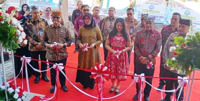 WhatsApp Image 2024-08-02 at 11.57.49 Kepala BNN Komjen Pol. Marthinus Hukom bersama Menteri PANRB Abdullah Azwar Anas dan Bupati Banyuwangi Ipuk Fiestiandani meresmikan Gedung BNNK Banyuwangi, Jumat (2/8/2024). (Foto/udi)