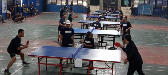 Kejuaraan tenis meja antar kader digelar DPD NasDem Banyuwangi, Sabtu (3/8/2024). (Foto/udi)