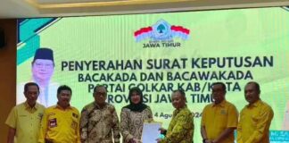 Partai Golkar melalui DPD Golkar Jatim menyerahkan SK rekomendasi Cabup/cawabup Banyuwangi ke Ipuk – Mujiono, Minggu (4/8/2024) malam. (Foto/ist)