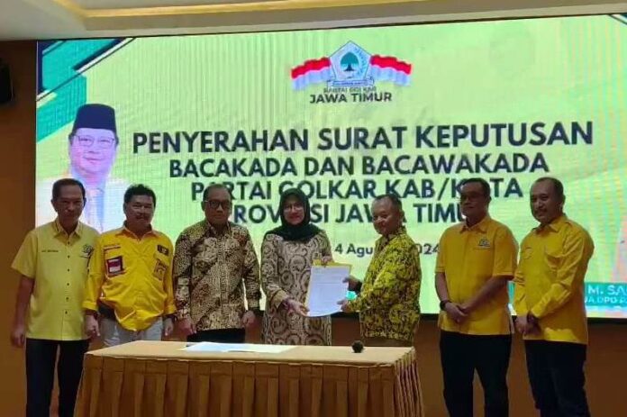 WhatsApp Image 2024-08-04 at 16.04.53 Partai Golkar melalui DPD Golkar Jatim menyerahkan SK rekomendasi Cabup/cawabup Banyuwangi ke Ipuk – Mujiono, Minggu (4/8/2024) malam. (Foto/ist)