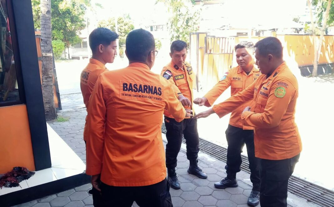 Tim Basarnas Ketapang, Banyuwangi Bersiap mencari kakek lansia yang hilang di Desa Tegalarum, Kecamatan Sempu, Banyuwangi, Senin (12/8/2024). (Foto/SAR Ketapang)