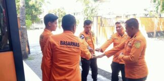 Tim Basarnas Ketapang, Banyuwangi Bersiap mencari kakek lansia yang hilang di Desa Tegalarum, Kecamatan Sempu, Banyuwangi, Senin (12/8/2024). (Foto/SAR Ketapang)