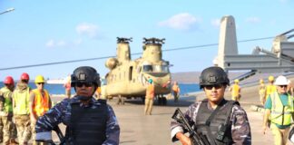 Personel TNI AL mengamankan peralatan tempur militer AS di dermaga Tanjungwangi, Banyuwangi, Senin (12/8/2024). (Foto/Lanal Banyuwangi)