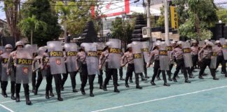 Personel Polresta Banyuwangi berlatih dalmas jelang pilkada 2024, Selasa (13/8/2024). (Foto/Humas Polresta Banyuwangi)