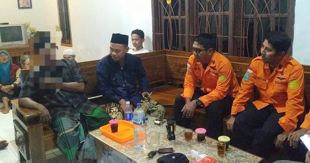 WhatsApp Image 2024-08-13 at 08.11.41 (1) Tim SAR sedang menemui kakek yang dilaporkan hilang di Desa Tegalarum, Kecamatan Sempu, Banyuwangi, Selasa (13/8/2024). (Foto/ist)