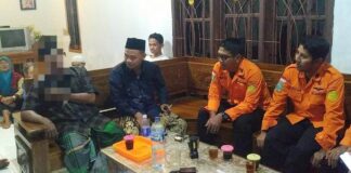 Tim SAR sedang menemui kakek yang dilaporkan hilang di Desa Tegalarum, Kecamatan Sempu, Banyuwangi, Selasa (13/8/2024). (Foto/ist)