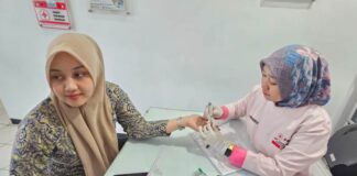 Pegawai BPJS Kesehatan Banyuwangi menggelar donor darah merayakan Hari BPJS Keseahatan ke-56, Rabu (14/8/2024). (Foto/BPJS Kesehatan Banyuwangi)