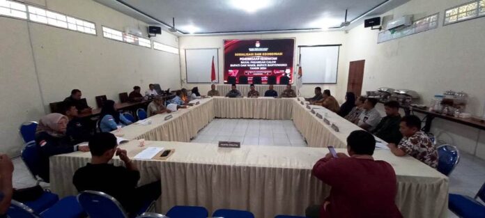 KPU Banyuwangi mensosialisasikan persiapan tahapan pemeriksaan kesehatan bacabup/bacawabup Pilkada serentak 2024, Kamis (15/8/2024). (Foto/udi)