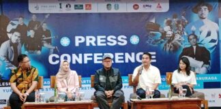 Indra Lesmana (pegang mic) memberikan keterangan kepada wartawan sebelum tampil dalam Jazz Gunung Ijen, Jumat (16/8/2024). (Foto/udi)