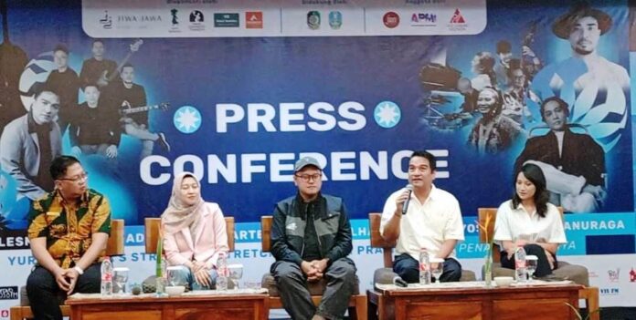 WhatsApp Image 2024-08-16 at 10.59.17 Indra Lesmana (pegang mic) memberikan keterangan kepada wartawan sebelum tampil dalam Jazz Gunung Ijen, Jumat (16/8/2024). (Foto/udi)
