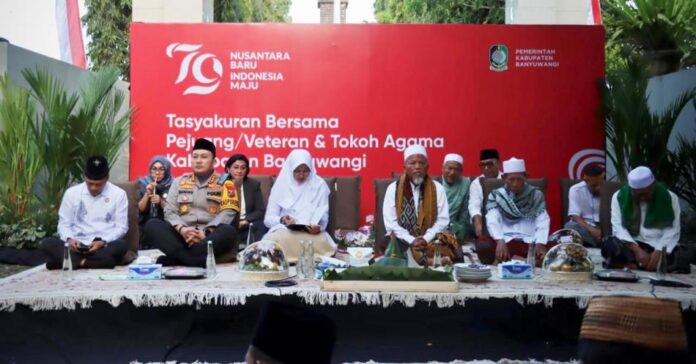 WhatsApp Image 2024-08-16 at 15.24.29 Bupati Ipuk bersama tokoh agama dan warga menggelar syukuran Hari Kemerdekaan RI, Jumat (16/8/2024). (Foto/udi)
