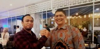 GM PT Indonesia Ferry (ASDP) Ketapang – Gilimanuk, Yani Andriyanto (kiri) bersalam komando dengan GM lama, Samsudin usai kenal pamit, Jumat (16/8/2024). (Foto/udi)