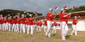 Komunitas Tionghoa Banyuwangi menggelar kirab bendera Merah Putih merayakan HUT Kemerdekaan RI, Sabtu (17/8/2024). (Foto/udi)